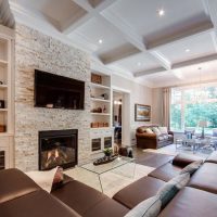 The relief ceiling in the living room is rectangular