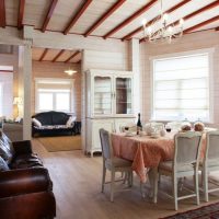 Coin repas dans une maison en bois