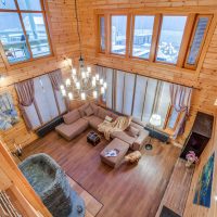 Vue de dessus d'un salon dans une maison en bois