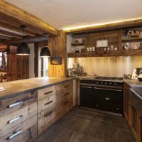 Cucina in legno a forma di U.