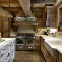 Legno in cucina a soffitto basso