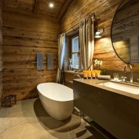 Bagno bianco in una stanza con pareti in legno