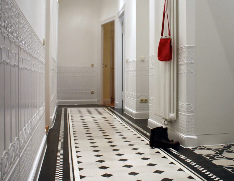 Interijer dugog hodnika s keramičkim podom