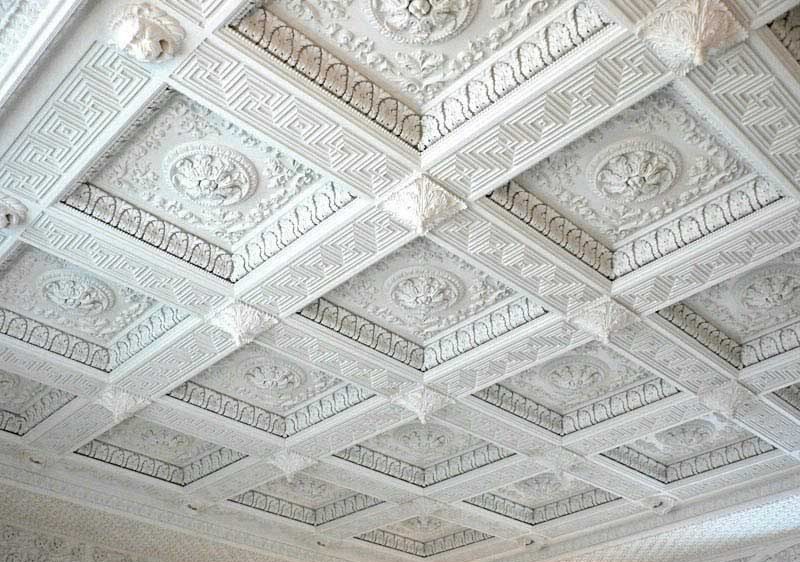 Soffitto a cassettoni bianco con modanature in stucco