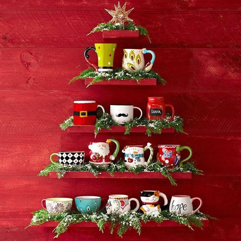 Mur rouge avec tablettes pour tasses en porcelaine