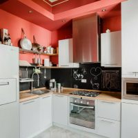 Dinding merah di atas set dapur