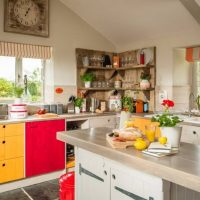 Couleurs jaunes et rouges dans la cuisine d'une maison privée