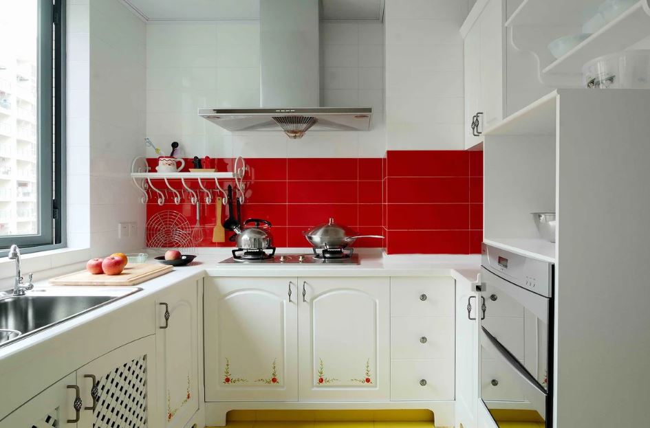 Tablier rouge dans une cuisine blanche