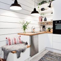 Paralumi neri nella cucina scandinava