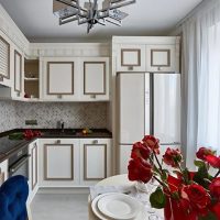 Moulding emas di pintu set dapur