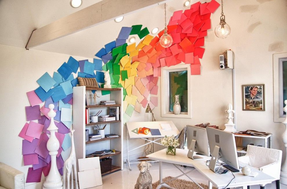 Decorazione originale di un muro bianco con carta colorata