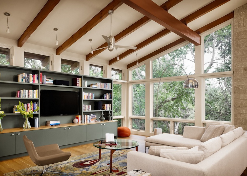 Intérieur du salon avec plafond en pente