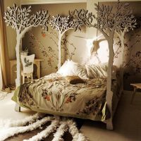 קישוט מיטה עם צלליות עץ מגולפות