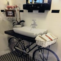 כיור מאופניים ישנים בחדר האמבטיה