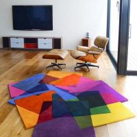 שטיח בהיר של חתיכות מרובעות מבד רב-צבעוני