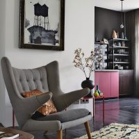 Fauteuil gris avec accoudoirs inhabituels