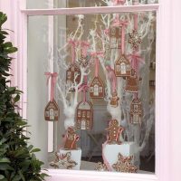 Finestra di una casa privata con decorazioni festive