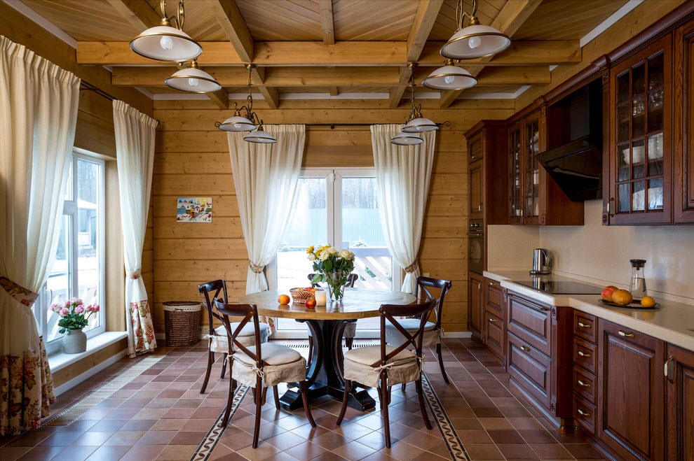 Coin repas avec une table ronde dans la cuisine d'une maison de campagne