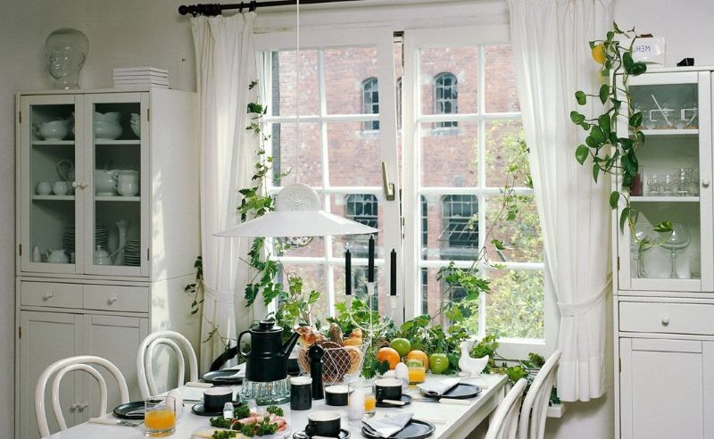 Impostazione del tavolo da pranzo nella cucina-sala da pranzo