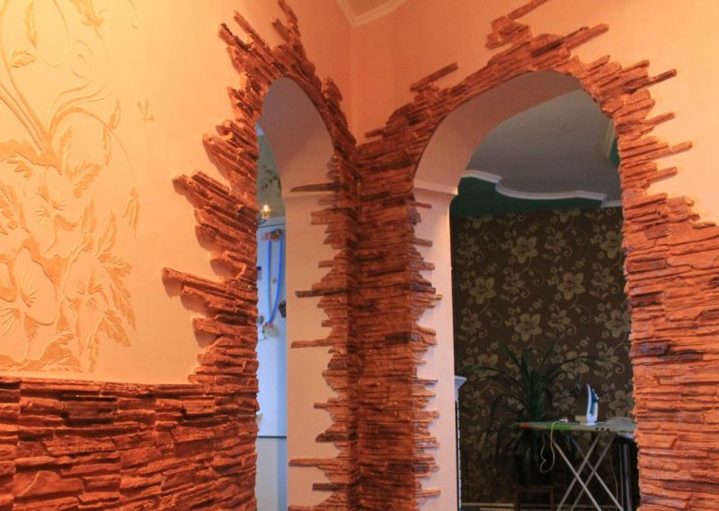 decorazione della parete del corridoio con pietra naturale