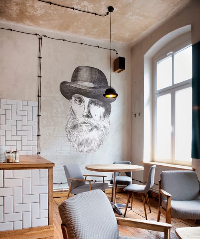 Portret muškarca u šeširu na kuhinjskom zidu