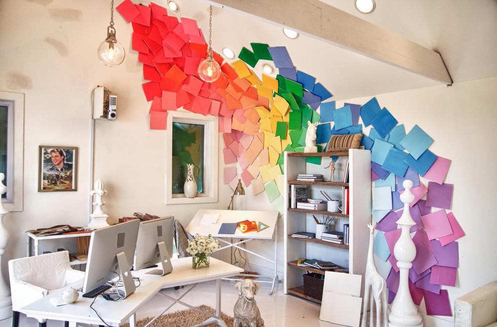 Decorare un muro bianco con fogli di carta colorata