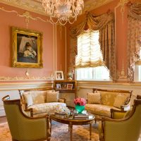 La decorazione della sala di una casa privata in stile classico