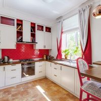 Tende rosse nel design della cucina