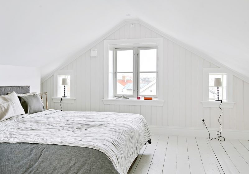Svijetla potkrovlja spavaća soba u skandinavskom stilu