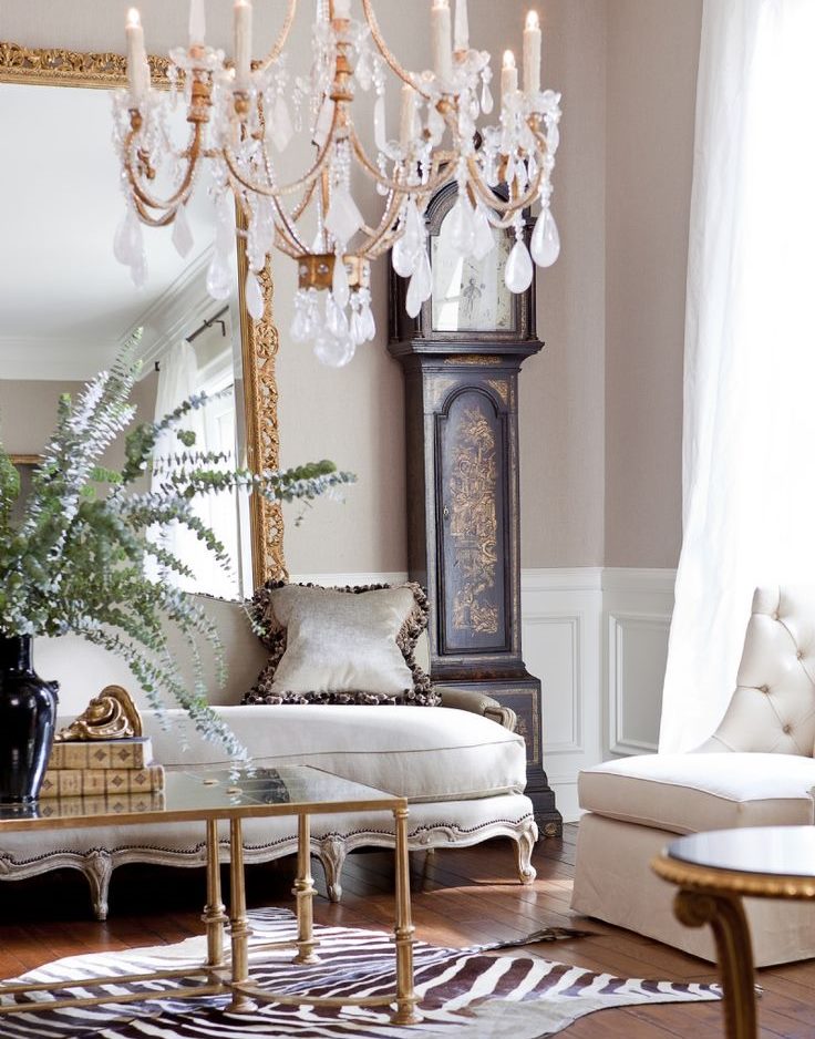 Rare horloge de sol dans le salon de style néoclassique