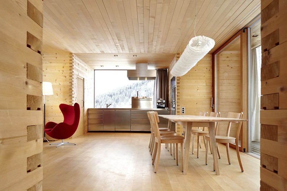 Table en bois pour déjeuner dans une maison de campagne