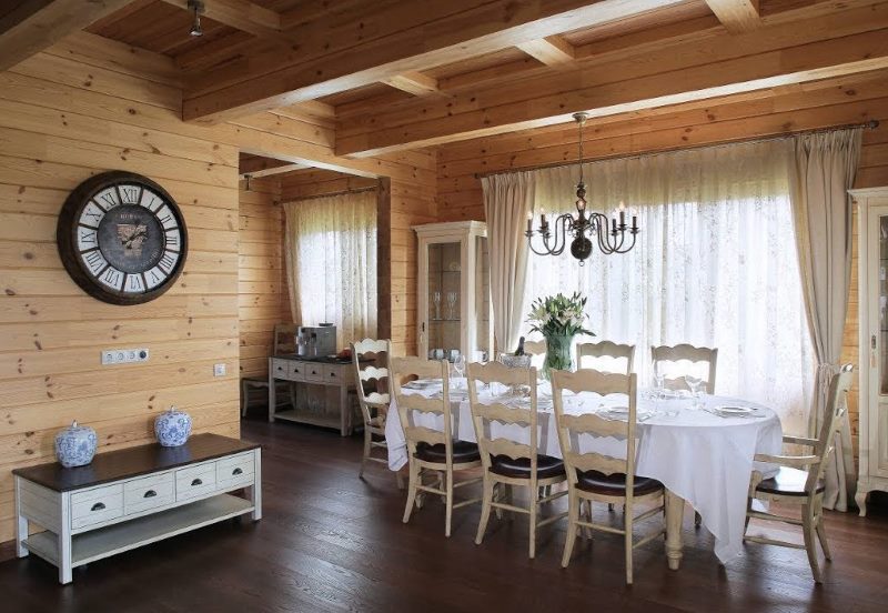 Salle à manger d'une maison privée avec boiseries