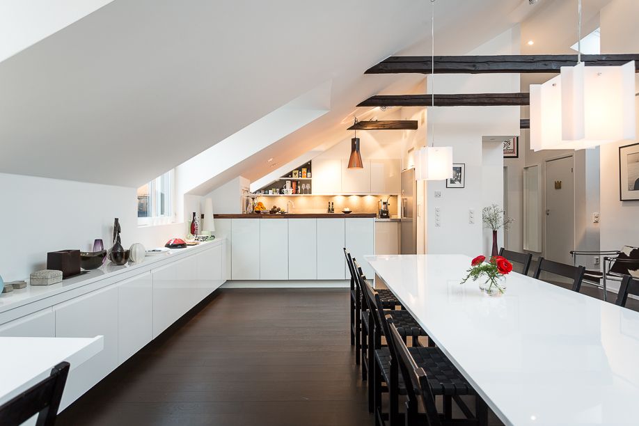 L'interno della cucina-sala da pranzo in soffitta