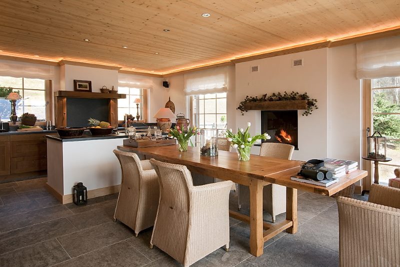 Intérieur de cuisine lumineux de style chalet