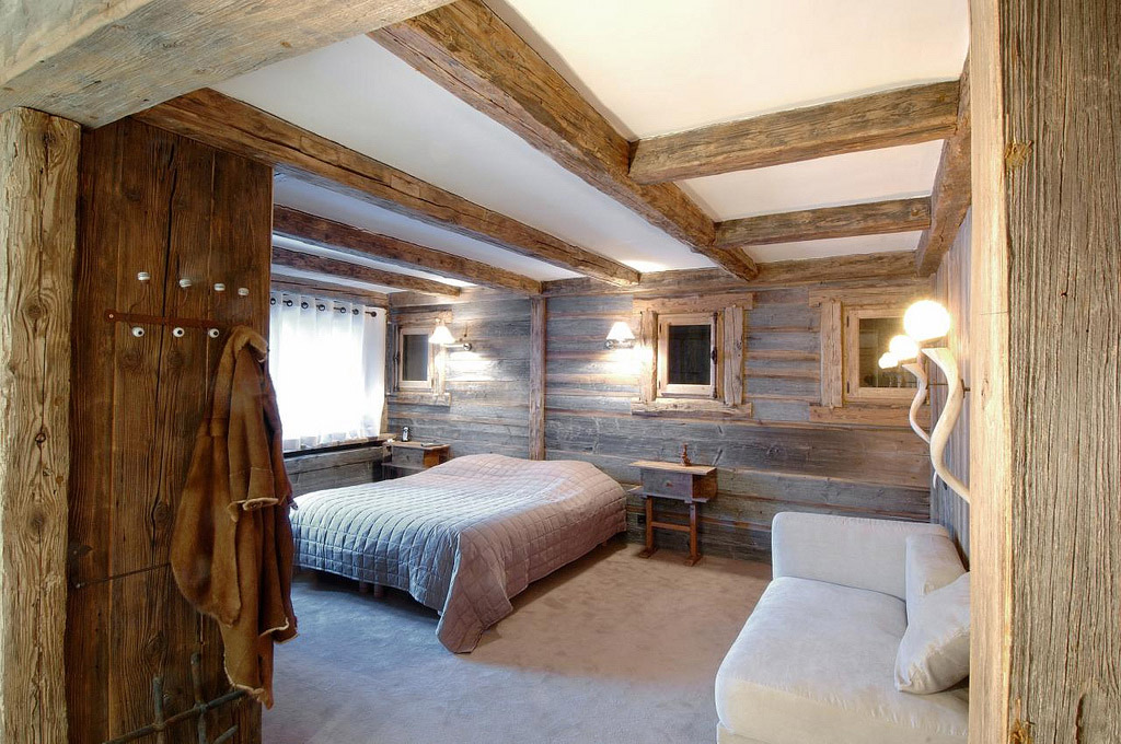 Plafond lumineux dans une chambre de style chalet