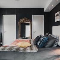 Moderna spavaća soba s crnim zidovima