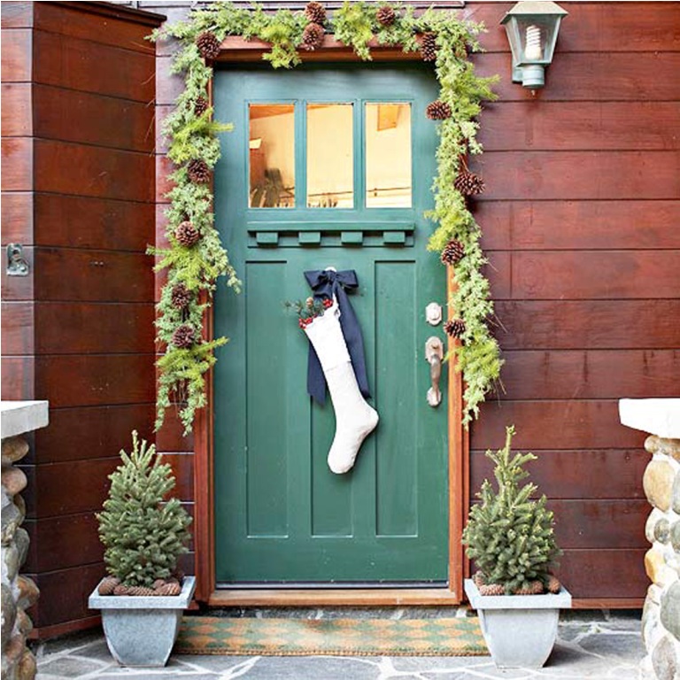 Calze regalo sulla porta d'ingresso di una casa privata