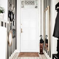 Parapluie se tenir devant la porte d'entrée