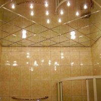 Mirror ceiling in the interior of the bathroom