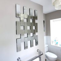 Pravokutne zrcalne pločice u unutrašnjosti kupaonice