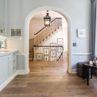 Arc à l'intérieur de la cuisine-salon