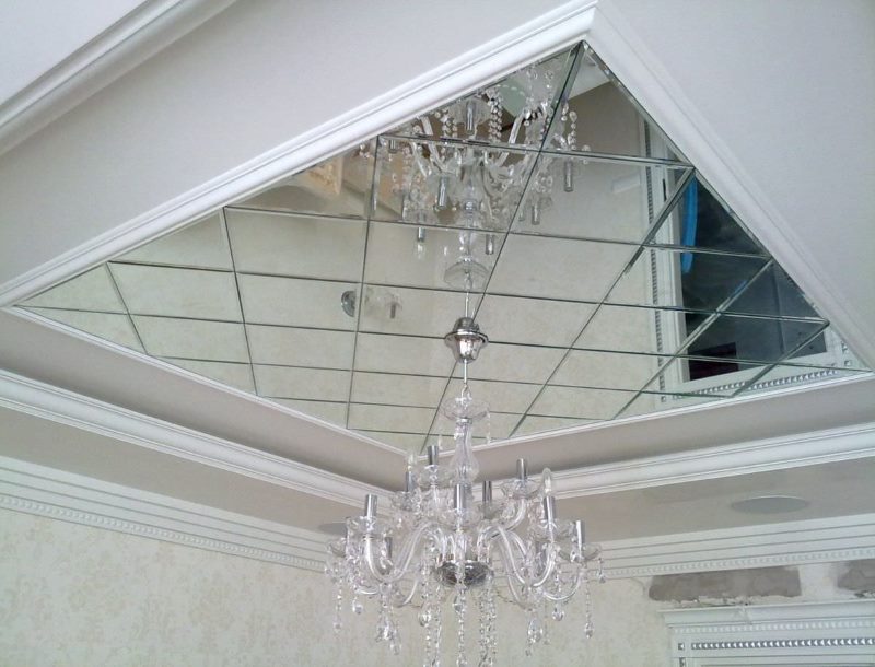 Stakleni stropni luster s zrcalnim pločicama