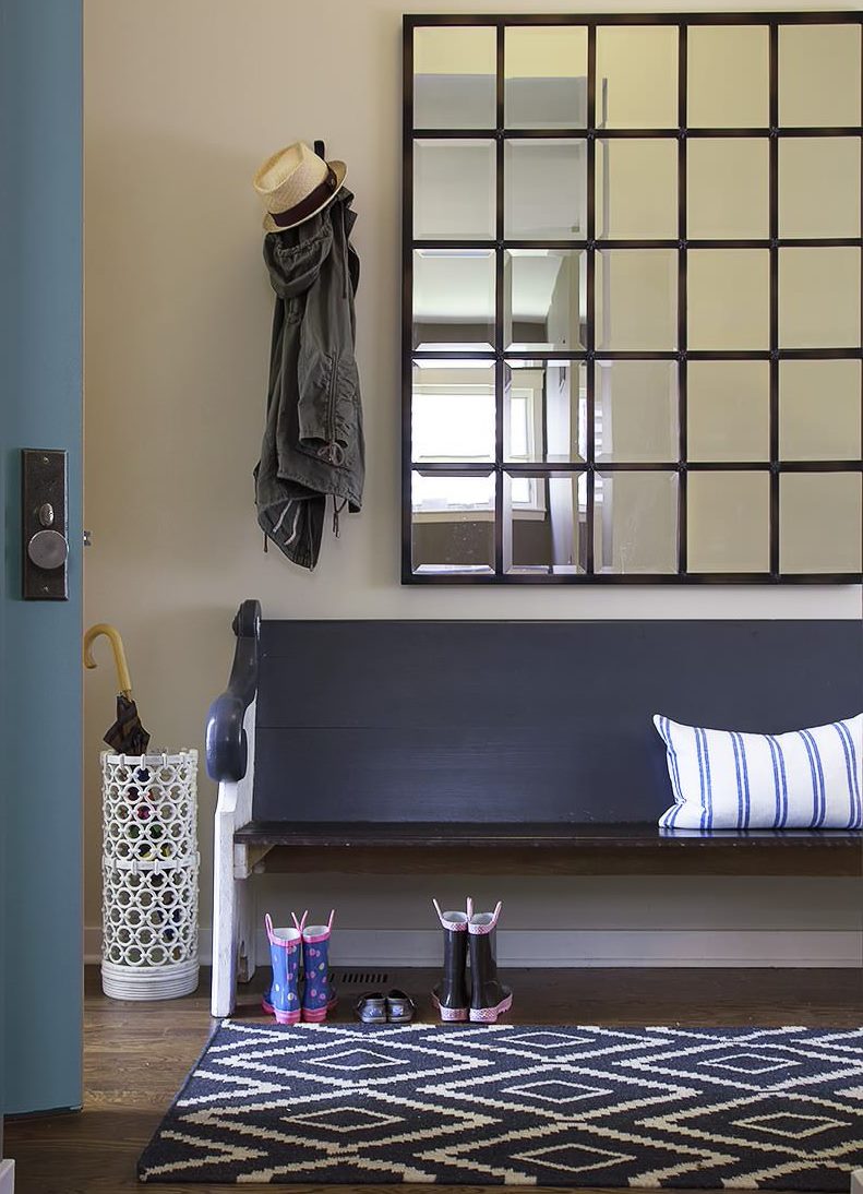 Mirror tiles in the design of the hallway