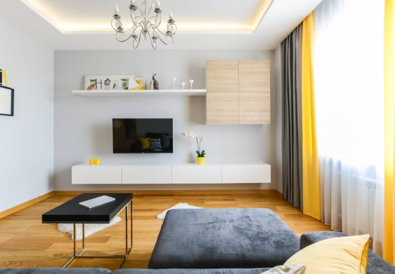 The combination of yellow and gray curtains on one window of the hall