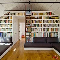 Scaffali per libri al soffitto della soffitta