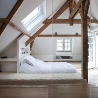 Lit blanc sur un plancher en bois