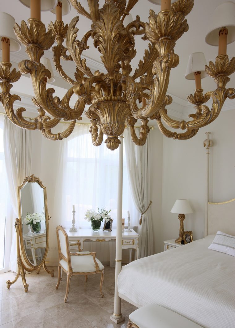 Zlatni luster u klasičnoj spavaćoj sobi
