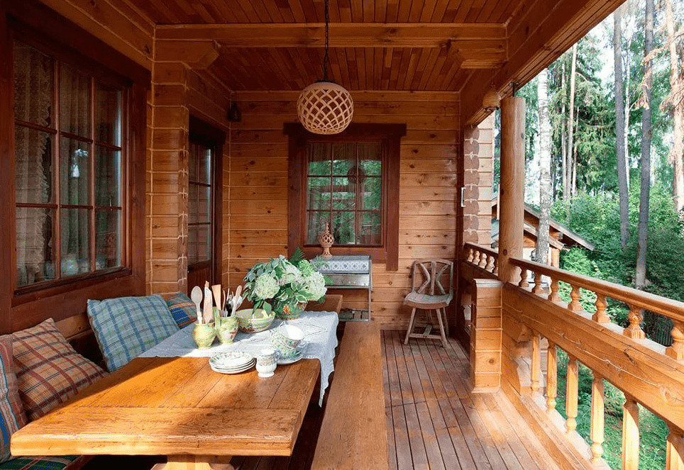 Grande tavolo da pranzo sul balcone di una casa privata