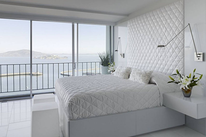 Bijeli krevet u spavaćoj sobi s panoramskim prozorom