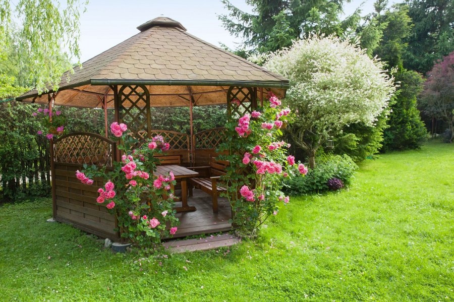 Decorare un gazebo da giardino con rose